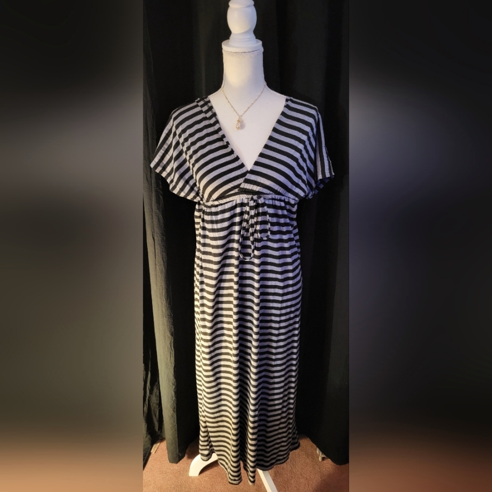 V neck black and gray dress